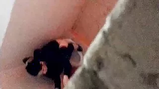 A cabeça loira tatua ...