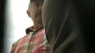 Puta feia vestindo m ...