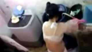 Garota de cabelos cl ...